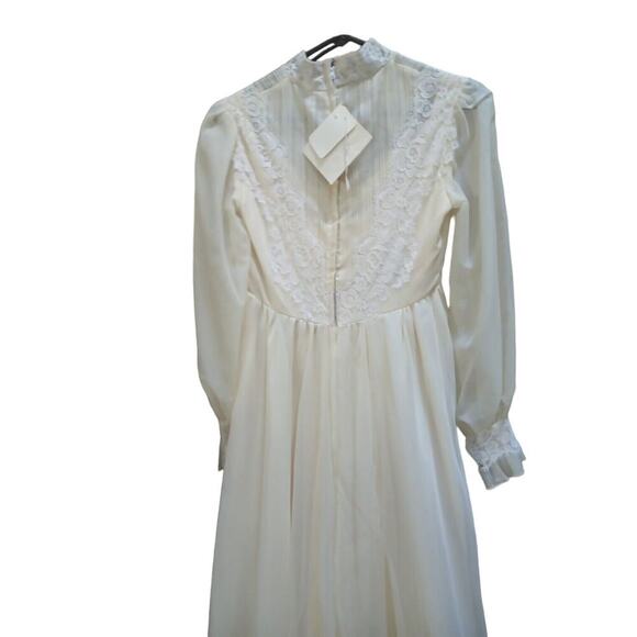 Vintage 1970s NWT ILGWU Ivory Wedding Dress Empire Waist Train Lace Fit As 4